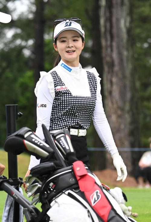 2番、ティーショット後、笑顔で歩く川崎春花（撮影・和賀正仁）