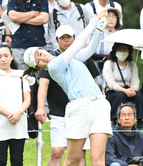 2番、ティーショットを打つ神谷そら（撮影・和賀正仁）