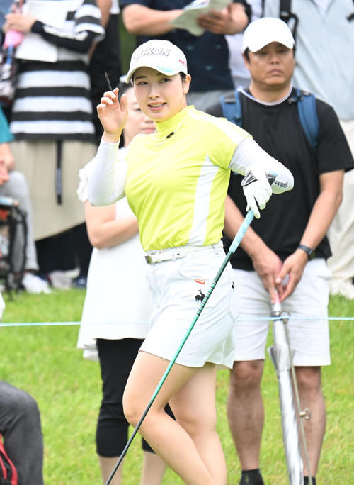2番、ティーショットを打つ小祝さくら（撮影・和賀正仁）