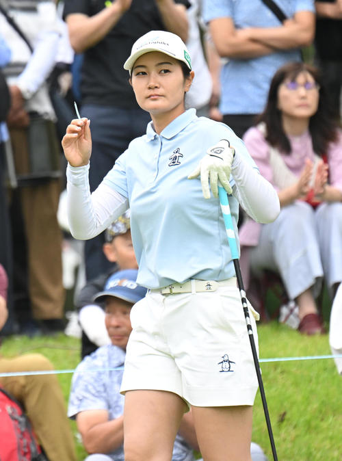 2番、ティーショットを打つ神谷そら（撮影・和賀正仁）