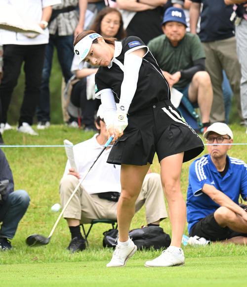 2番、ティーショットを打つ岡山絵里（撮影・和賀正仁）