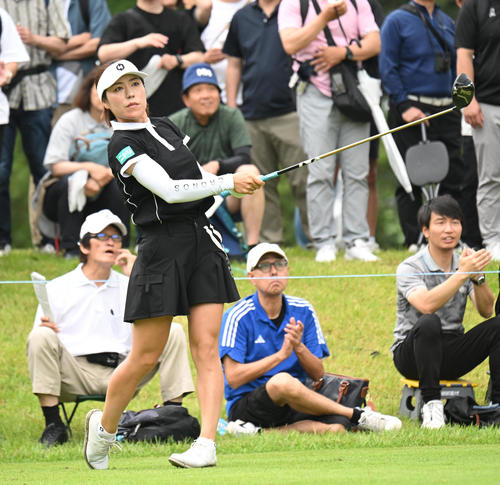 2番、ティーショットを打つ岡山絵里（撮影・和賀正仁）
