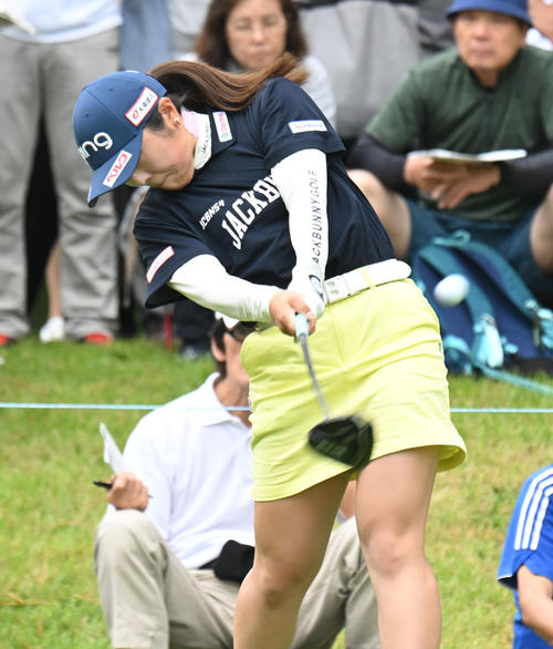 2番、ティーショットを打つ佐久間朱莉（撮影・和賀正仁）