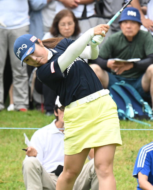 2番、ティーショットを打つ佐久間朱莉（撮影・和賀正仁）