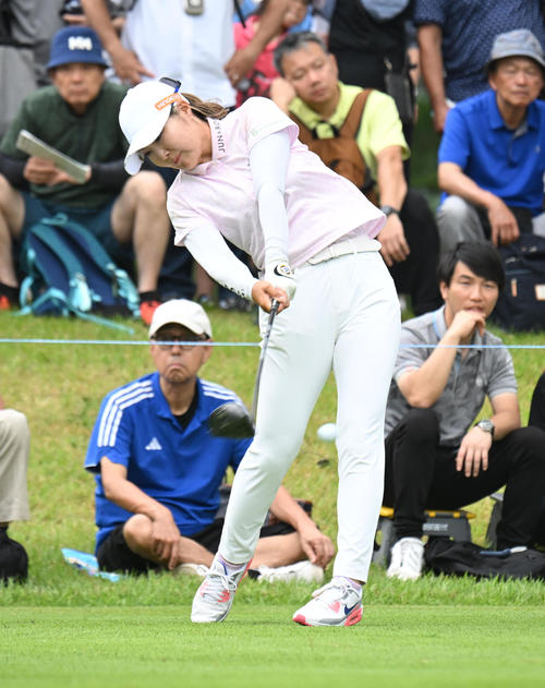 2番、ティーショットを打つ高橋彩華（撮影・和賀正仁）