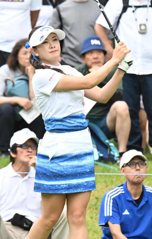 2番、ティーショットを打つ河本結（撮影・和賀正仁）