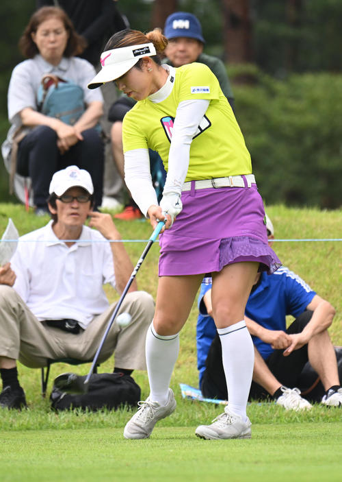 2番、ティーショットを打つ仲村果乃（撮影・和賀正仁）
