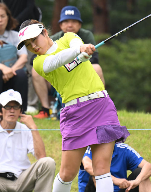 2番、ティーショットを打つ仲村果乃（撮影・和賀正仁）