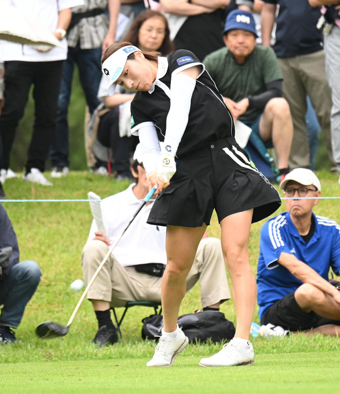 2番、ティーショットを打つ岡山絵里（撮影・和賀正仁）