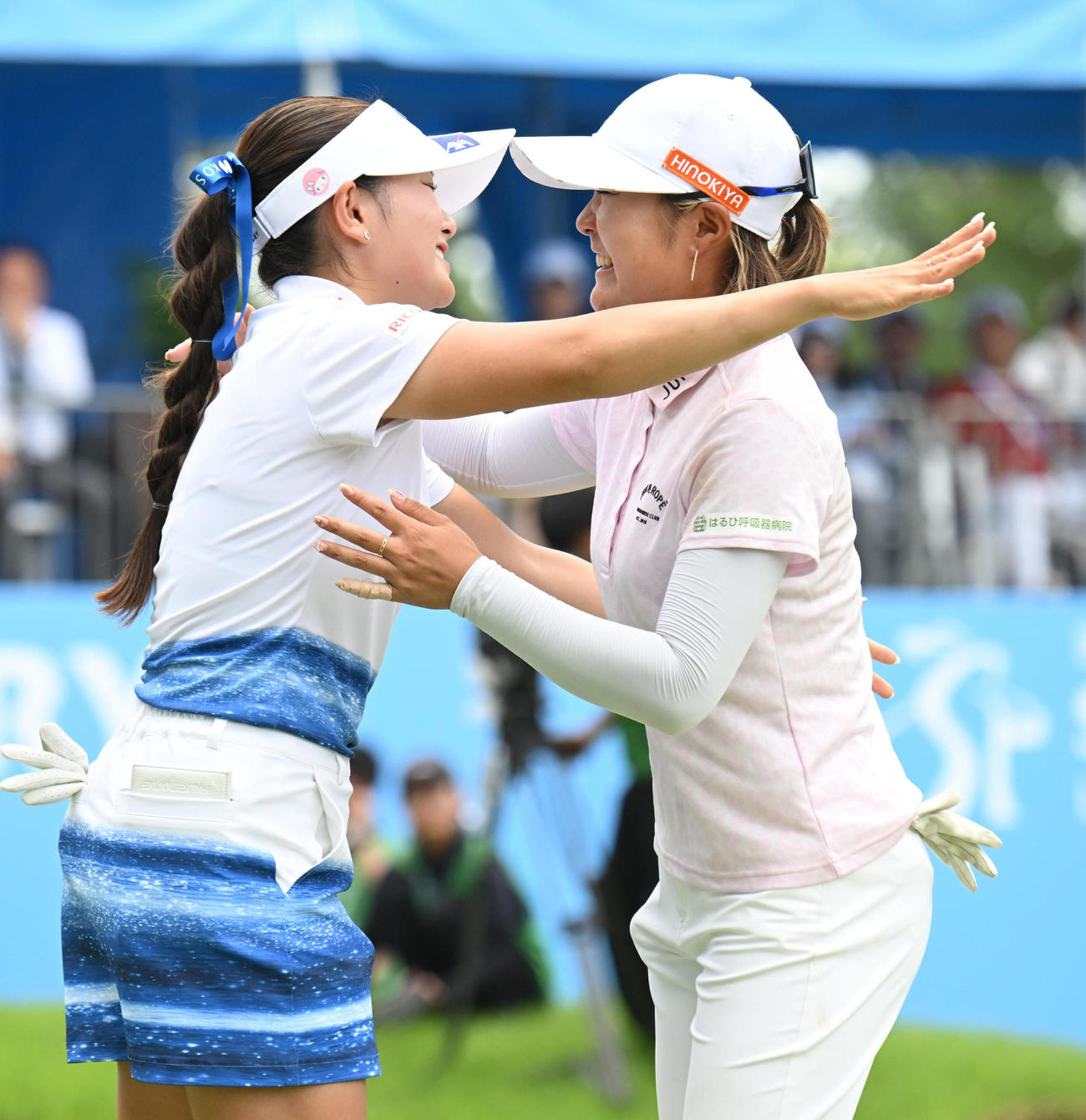 18番、優勝し河本結（左）と抱き合う高橋彩華（撮影・和賀正仁）