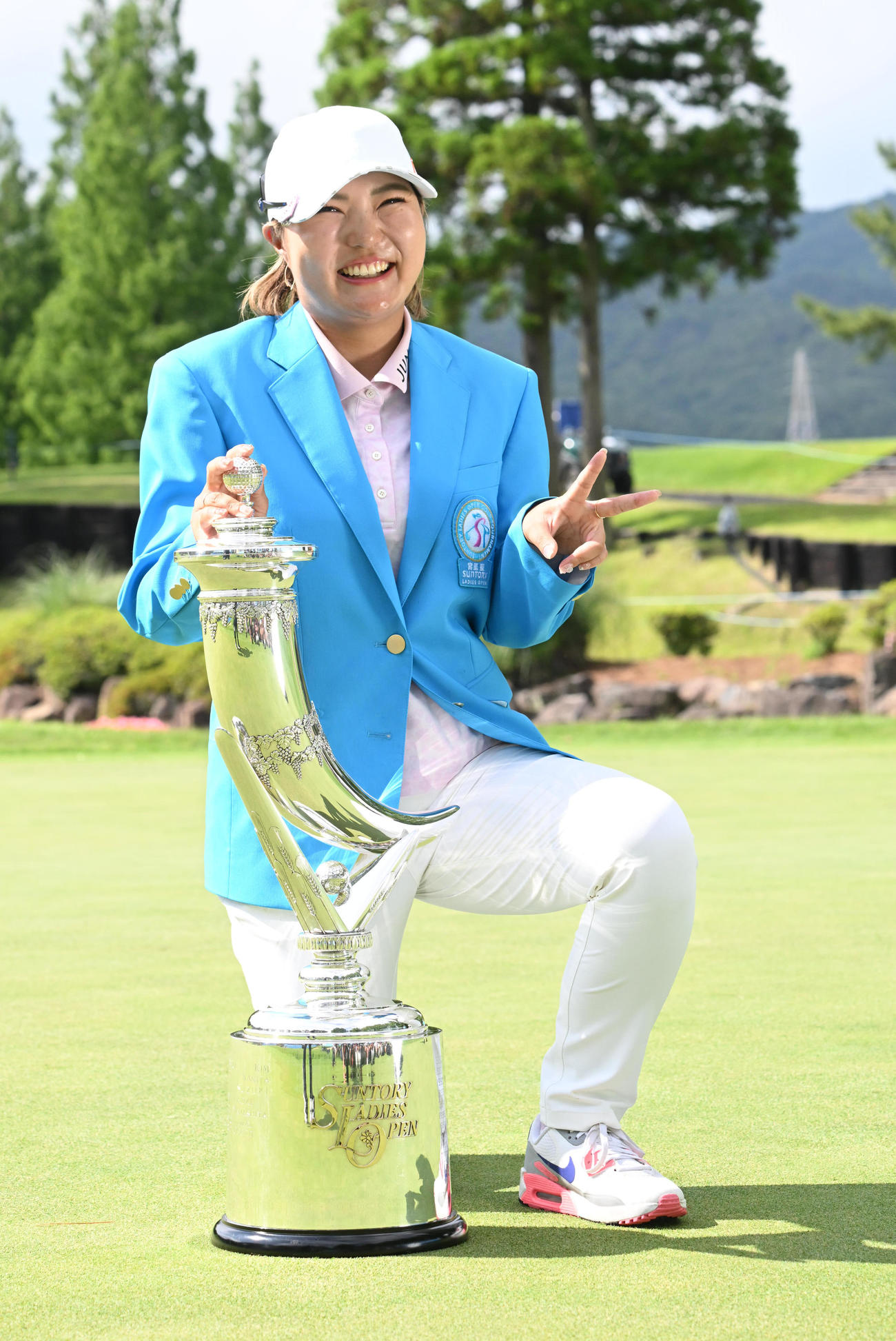 優勝トロフィーとともに記念撮影する高橋彩華（撮影・和賀正仁）