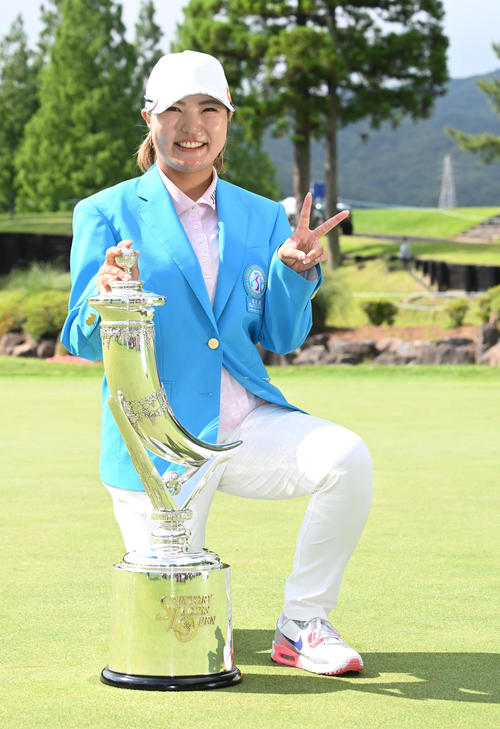優勝トロフィーとともに記念撮影する高橋彩華（撮影・和賀正仁）