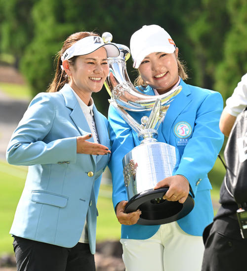 トロフィーを胸に宮里藍アンバサダー（左）と記念撮影する高橋彩華（撮影・和賀正仁）