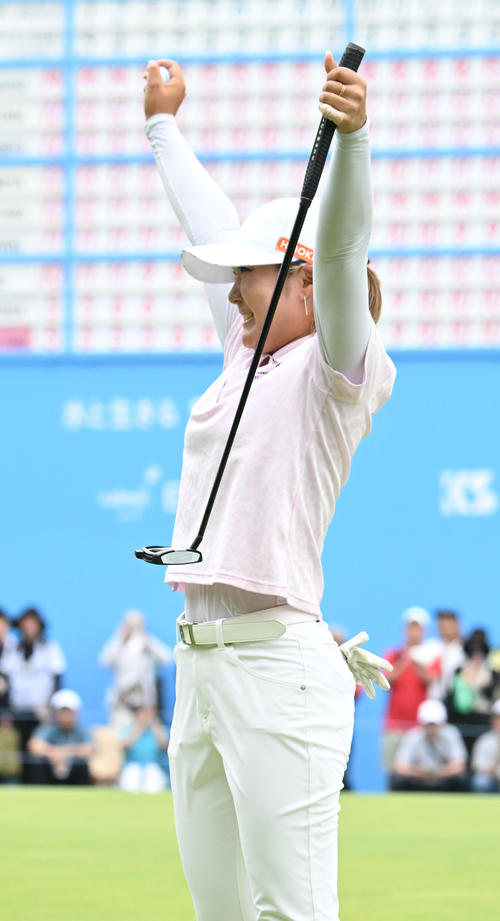 18番、ウイニングパットを沈め、バンザイする高橋彩華（撮影・和賀正仁）