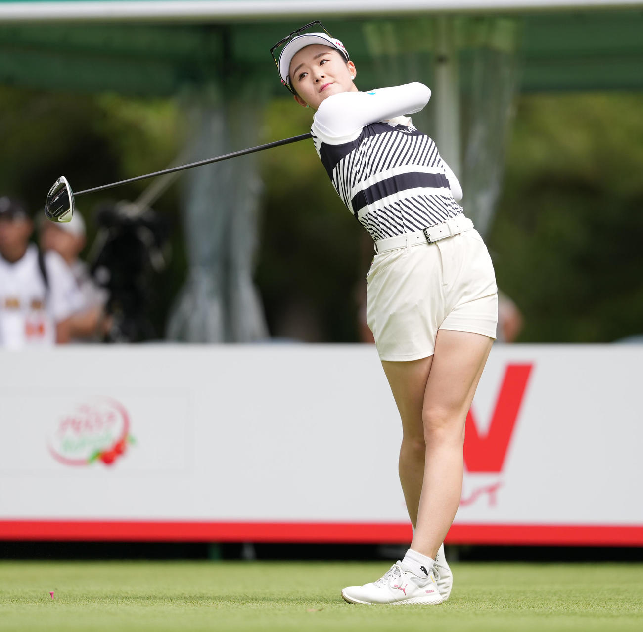 1番、ティーショットを放つ川崎春花（撮影・鈴木みどり）