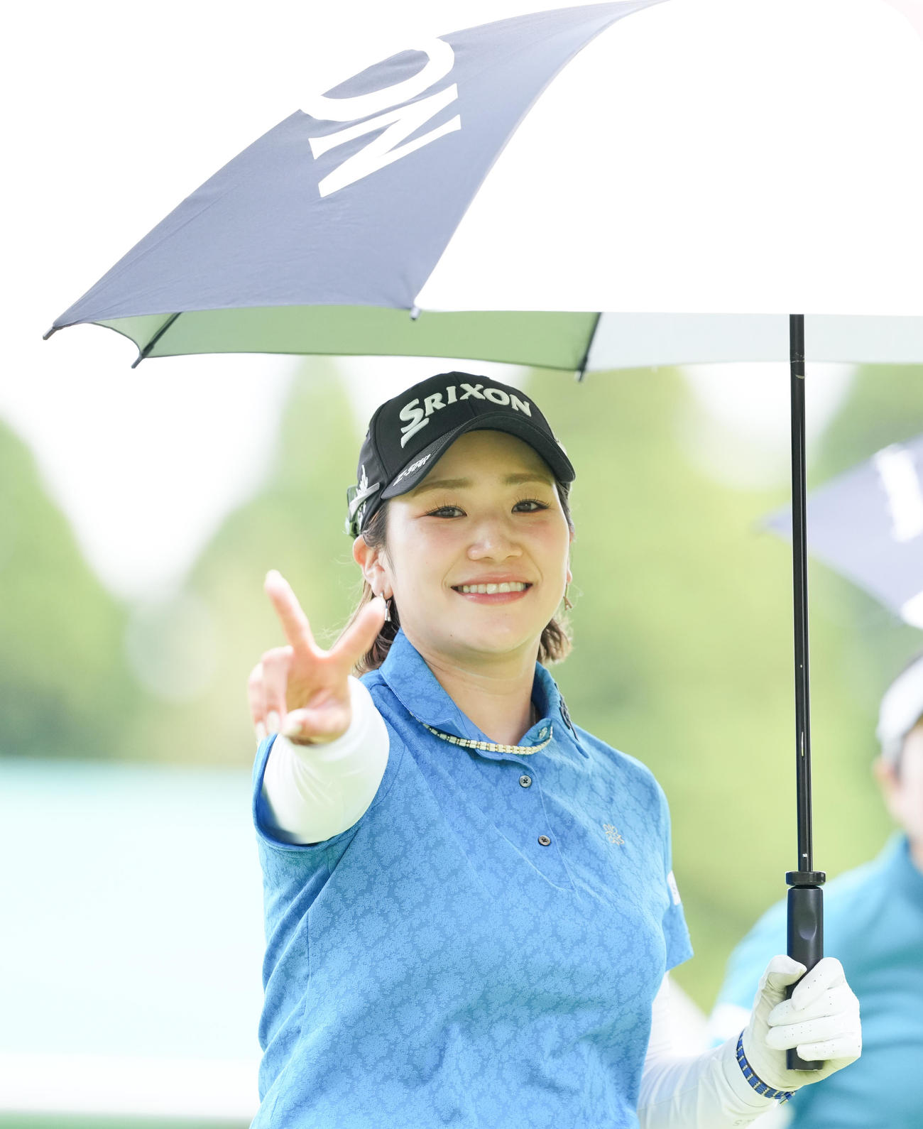 10番、笑顔でピースする安田彩乃（撮影・鈴木みどり）