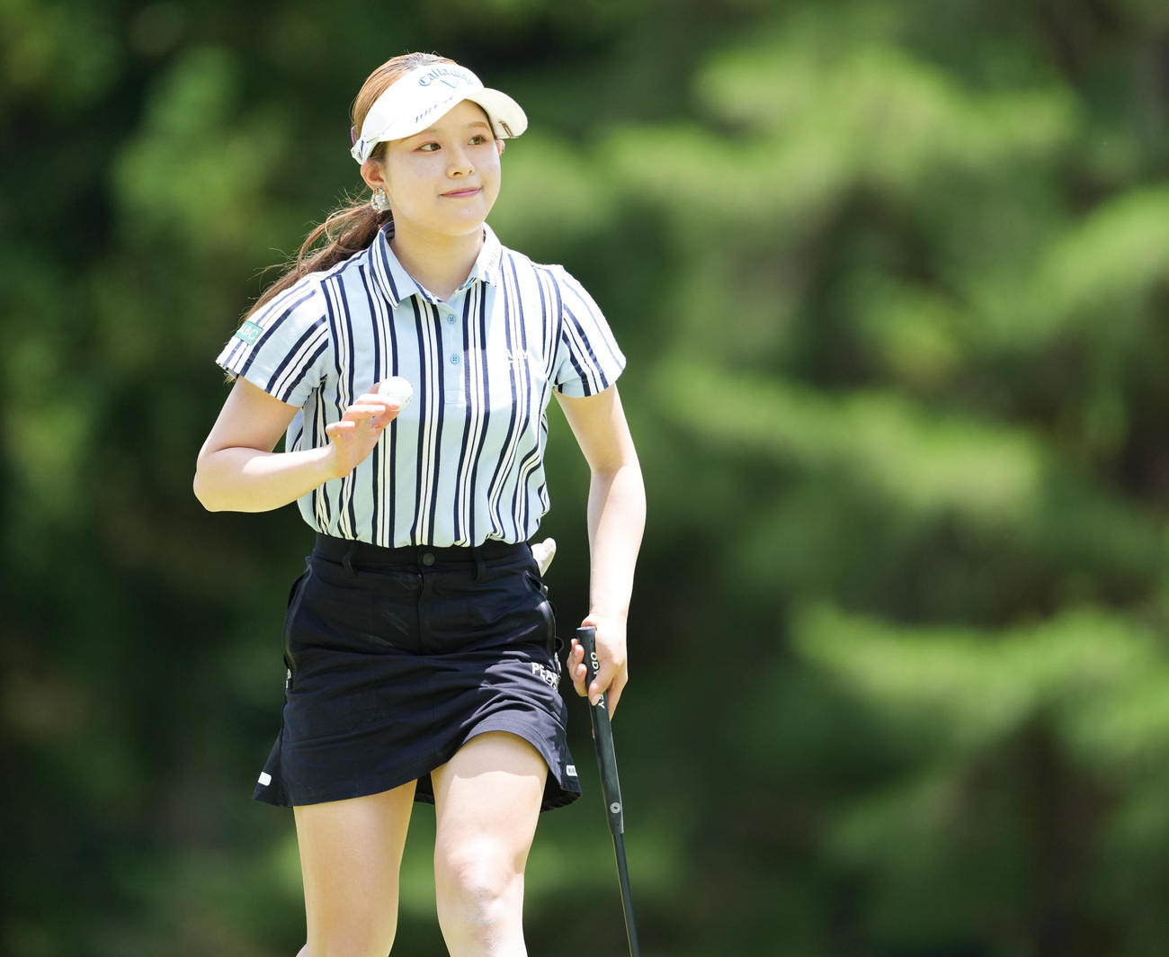 14番、バーディーパットを決め声援に応える吉田鈴（撮影・鈴木みどり）