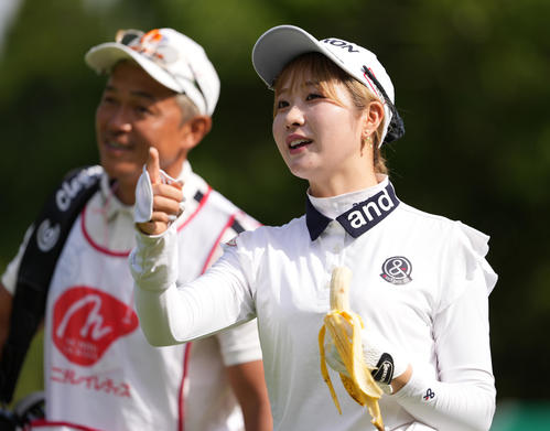 1番、バナナを食べながら移動する都玲華（撮影・鈴木みどり）