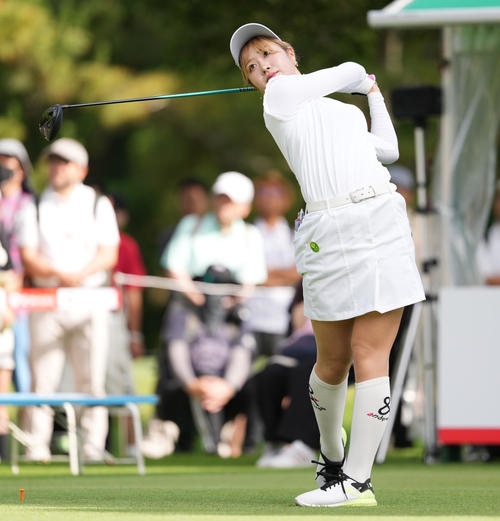 1番、ティーショットを放つ都玲華（撮影・鈴木みどり）