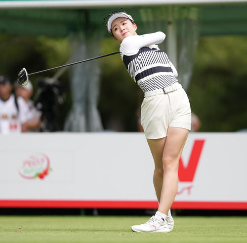 1番、ティーショットを放つ川崎春花（撮影・鈴木みどり）