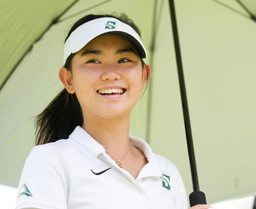 10番、笑顔で移動する坂下一咲（撮影・鈴木みどり）