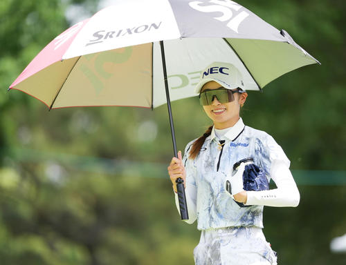 1番、日傘をさし移動する安田祐香（撮影・鈴木みどり）