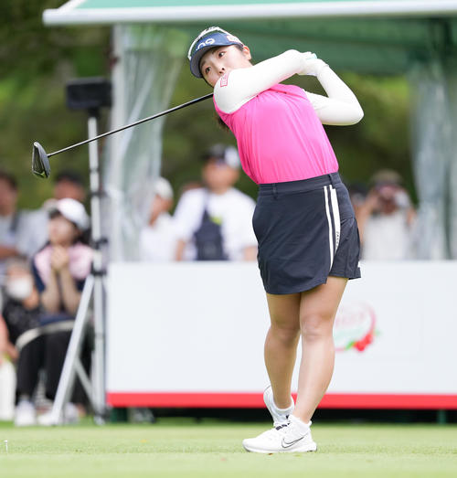 1番、ティーショットを放つ佐久間朱莉（撮影・鈴木みどり）