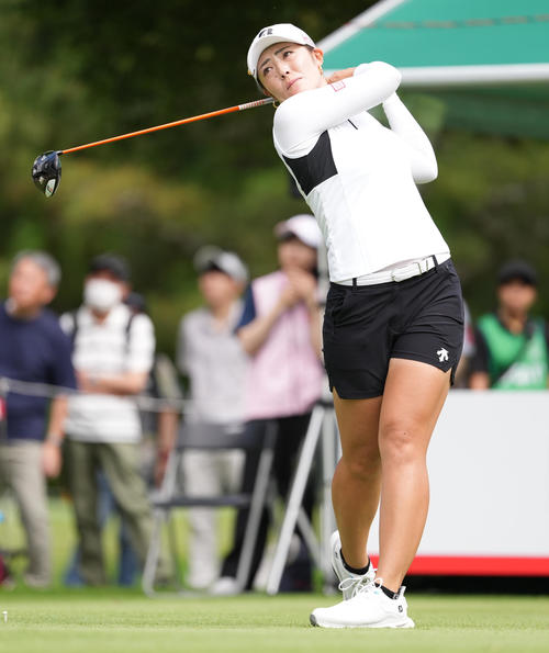 1番、ティーショットを放つ渡辺彩香（撮影・鈴木みどり）