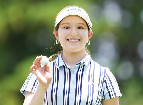 14番、バーディーパットを決め、笑顔の吉田鈴（撮影・鈴木みどり）