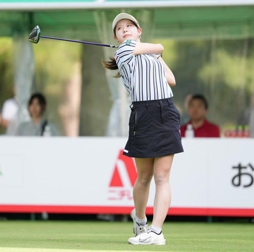 1番、ティーショットを放つ吉田鈴（撮影・鈴木みどり）