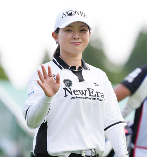 10番、笑顔で手を振る吉川桃（撮影・鈴木みどり）