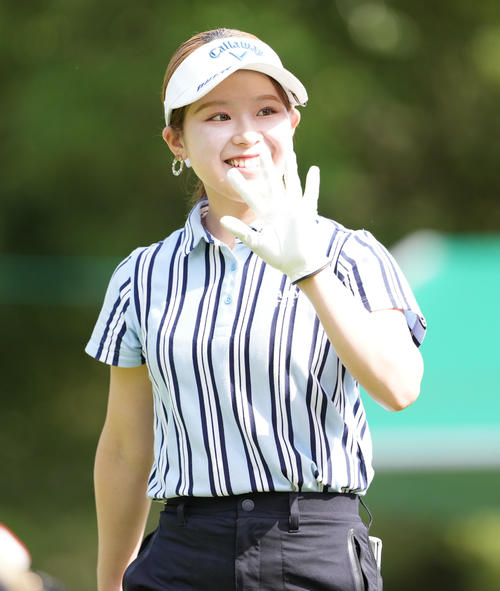 1番、笑顔で手を振る吉田鈴（撮影・鈴木みどり）