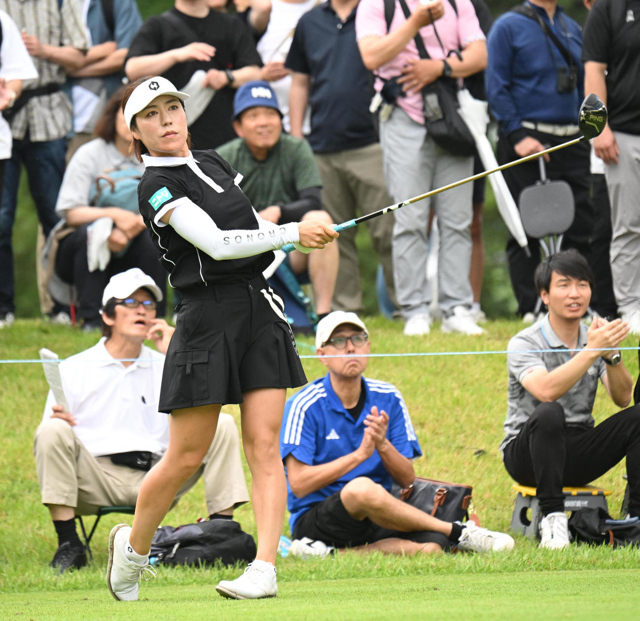 2番、ティーショットを打つ岡山絵里（撮影・和賀正仁）