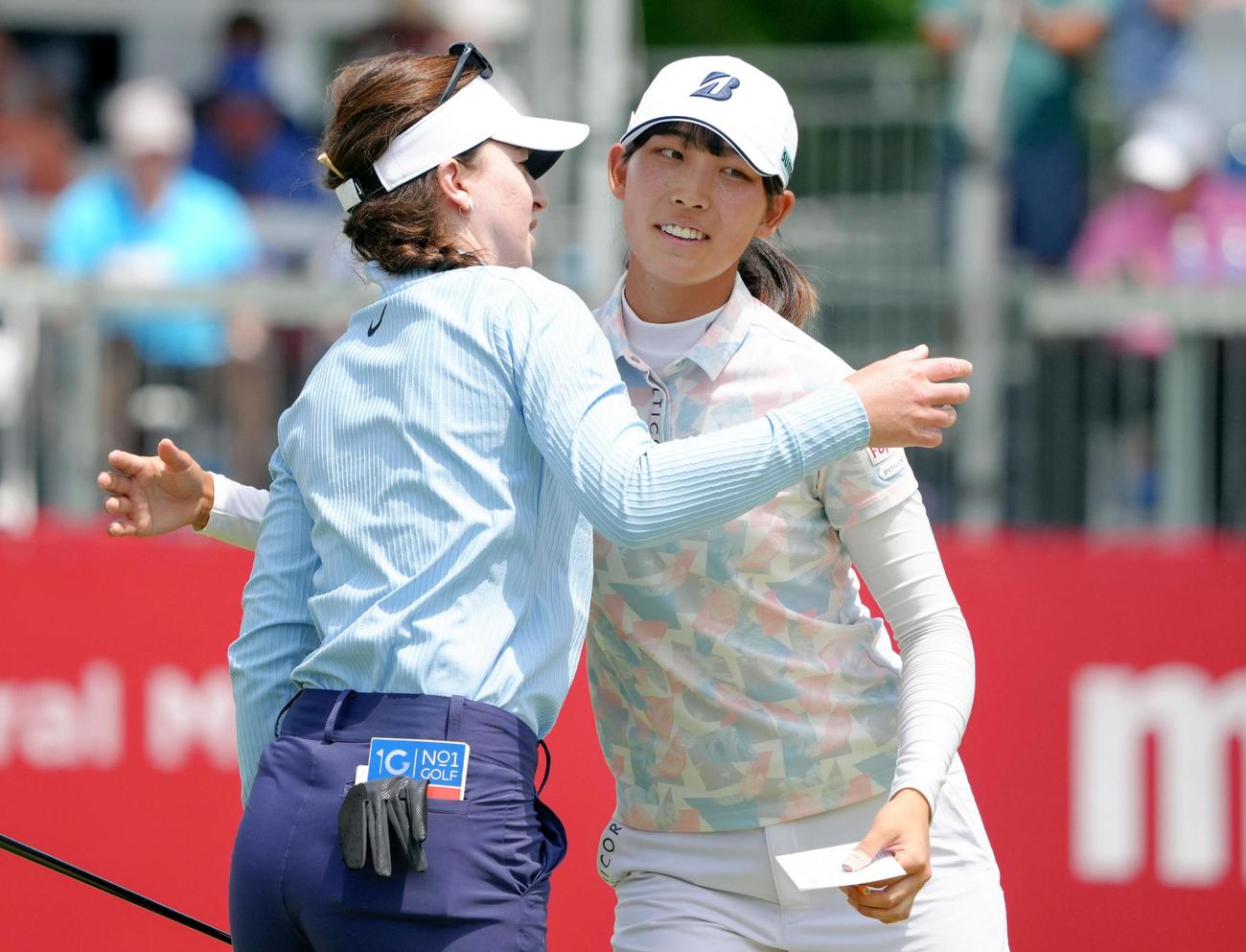 最終ラウンド、ホールアウトする馬場咲希（右）。通算11アンダーで10位（共同）