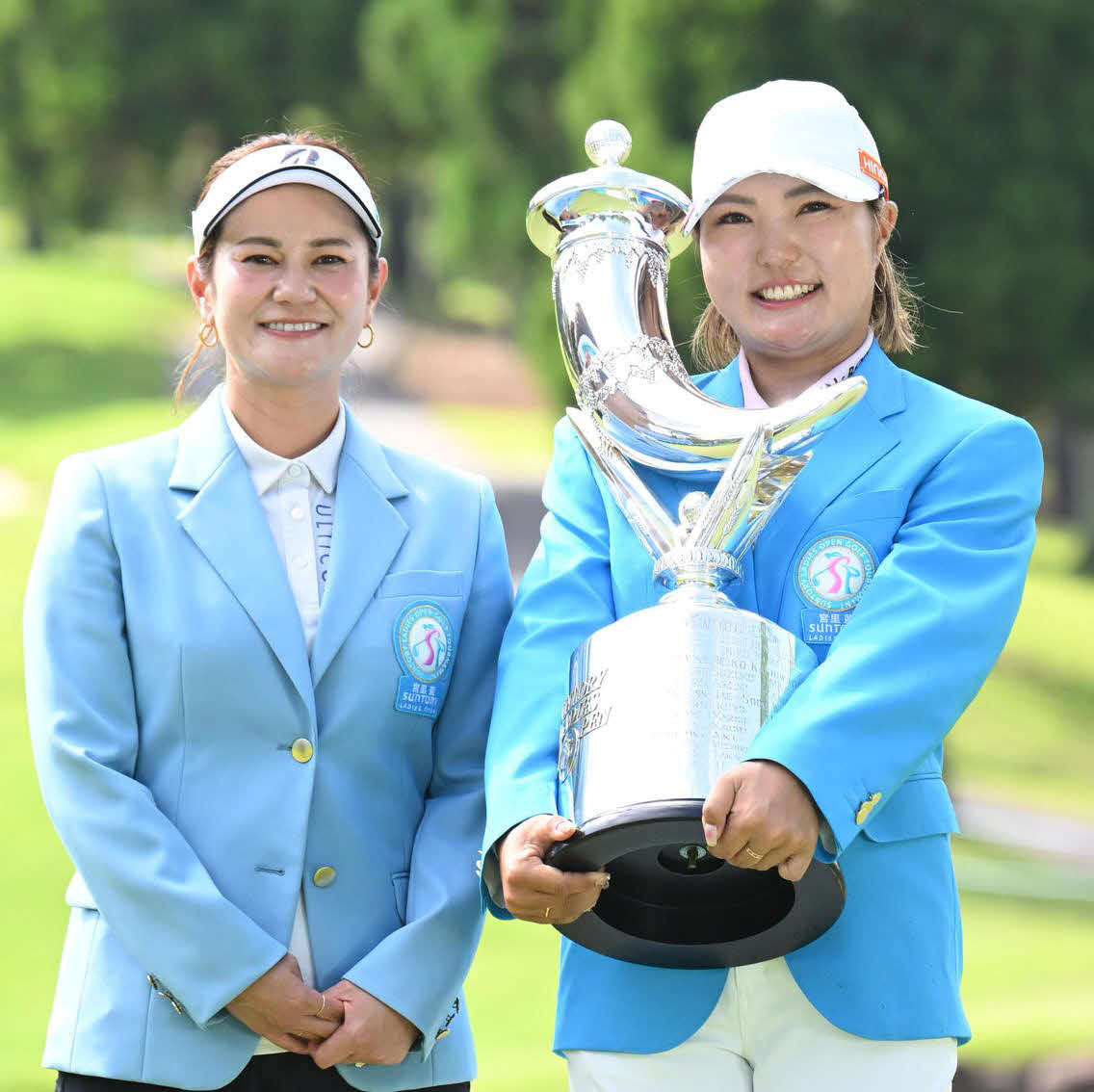 トロフィーを胸に宮里藍アンバサダー（左）と記念撮影する高橋彩華（撮影・和賀正仁）