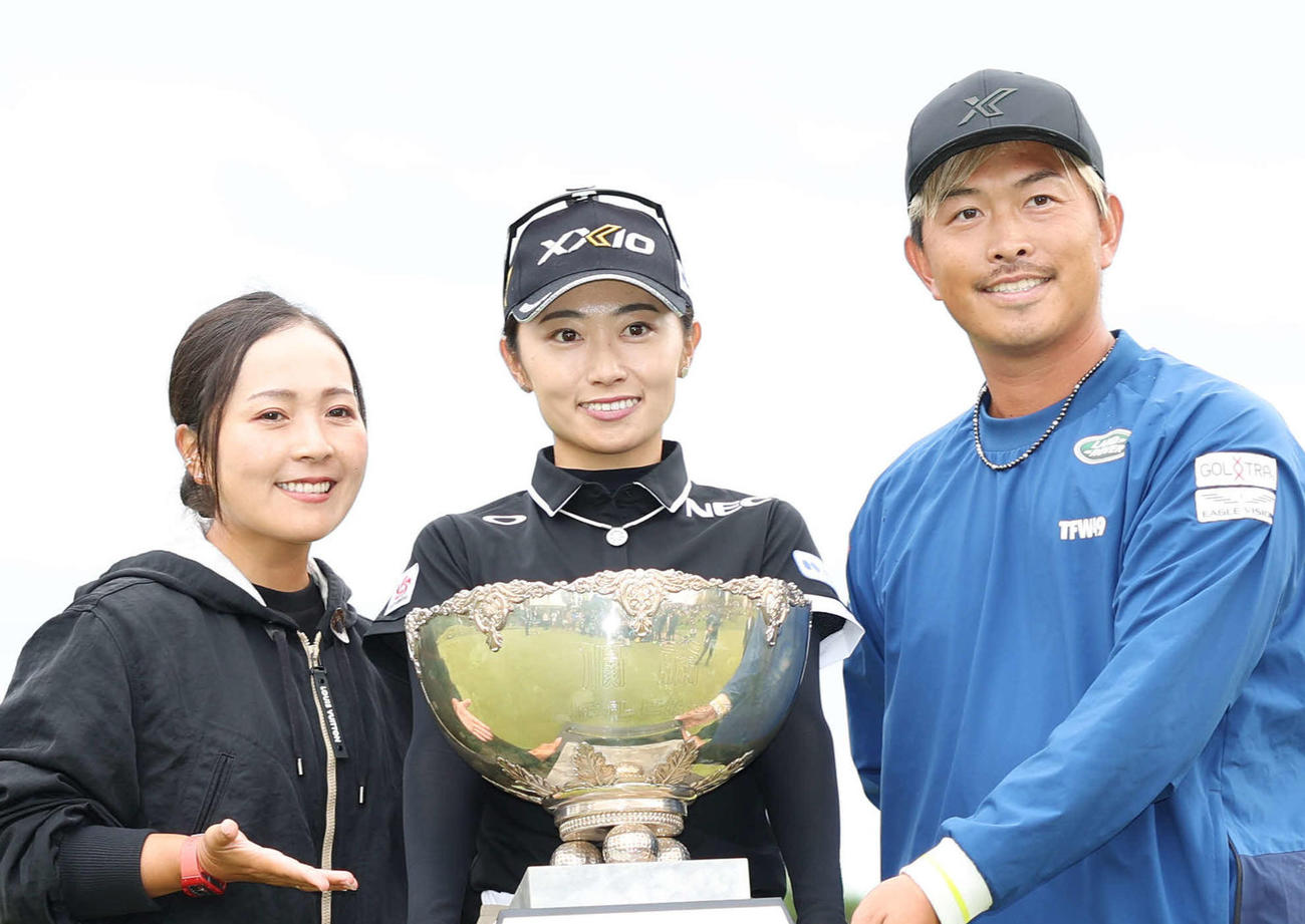 青木瀬令奈（左）、大西翔太キャディーと笑顔で記念撮影する安田祐香（2024年9月22日撮影）