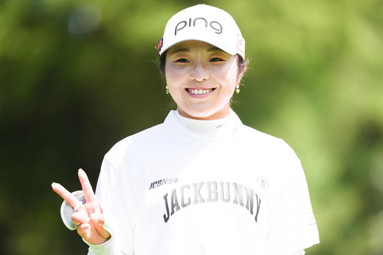 プロアマ戦を終え、笑顔でピースする佐久間朱莉（撮影・鈴木みどり）