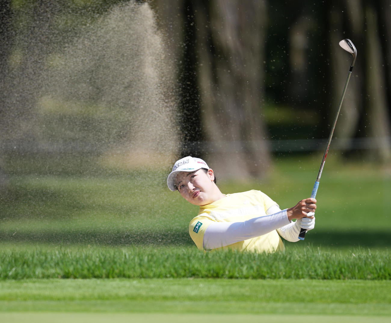 プロアマ戦でバンカーショットを放つ小祝さくら（撮影・鈴木みどり）