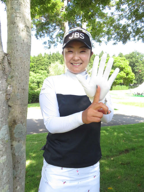 ニチレイ・レディースで通算600試合出場となる藤田さいきは、笑顔で「6」を示すポーズをつくった