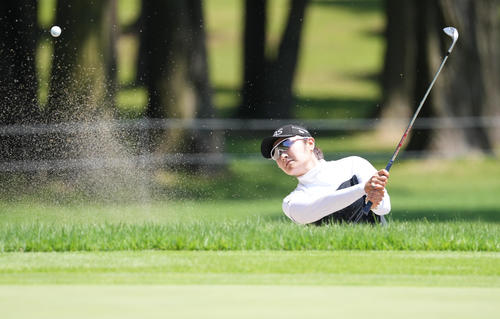 バンカーショットを放つ藤田さいき（撮影・鈴木みどり）