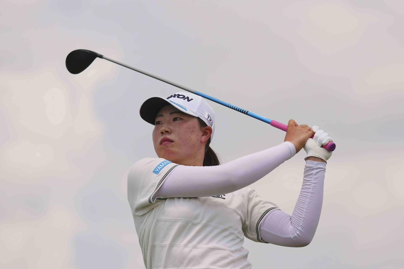 全米女子プロ選手権の第1ラウンド、15番ホールでティーショットを放つ竹田麗央(AP)