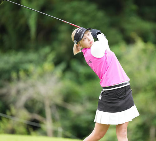 2番、ティーショットを放つ手束雅（撮影・鈴木みどり）