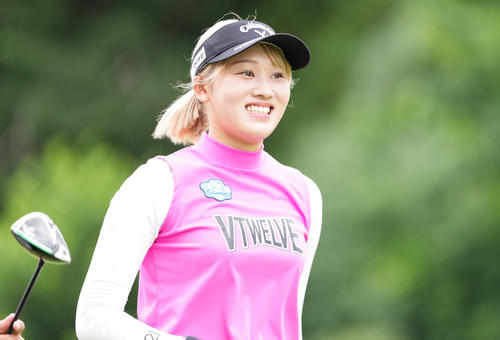 2番、笑顔で移動する手束雅（撮影・鈴木みどり）