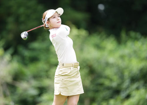2番、ティーショットを放つ吉田鈴（撮影・鈴木みどり）