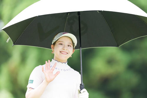 2番、笑顔で手を振る吉田鈴（撮影・鈴木みどり）