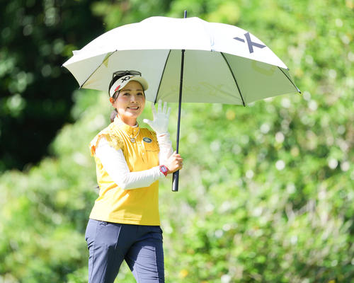 2番、笑顔で手を振る青木瀬令奈（撮影・鈴木みどり）