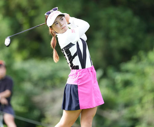 2番、ティーショットを放つ藤田かれん（撮影・鈴木みどり）