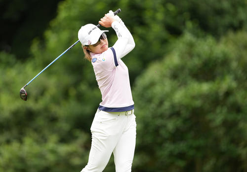 2番、ティーショットを放つ高橋彩華（撮影・鈴木みどり）