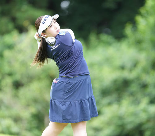 2番、ティーショットを放つ小林光希（撮影・鈴木みどり）