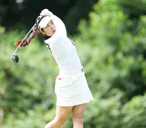 2番、ティーショットを放つ天本ハルカ（撮影・鈴木みどり）